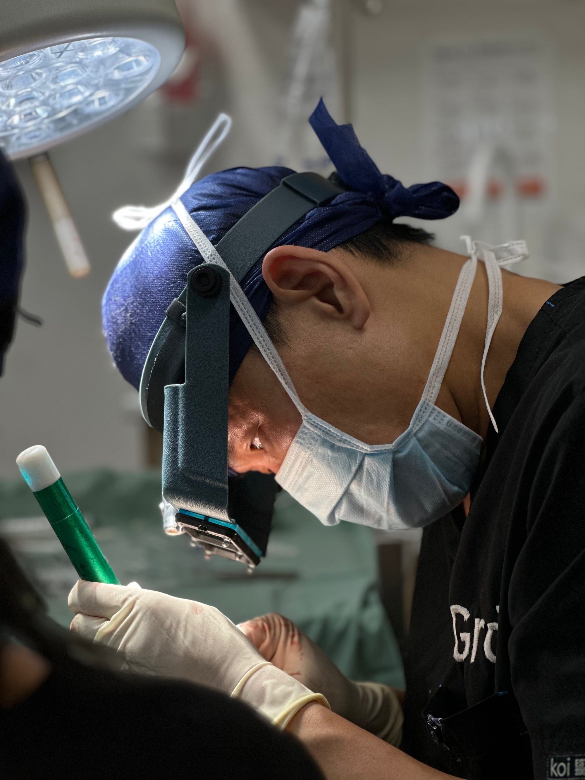 A Gro treating doctor personally performing a procedure